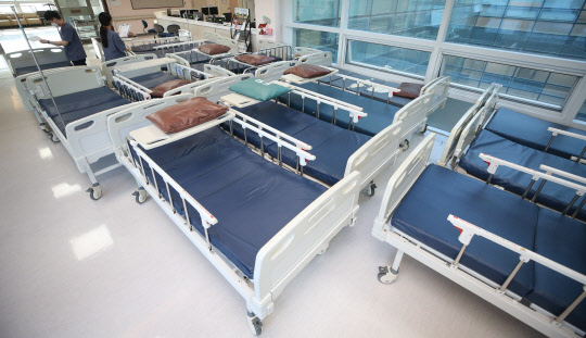 '코로나19 전용 병상 준비'      (대구=연합뉴스) 김현태 기자 = 전국적으로 신종 코로나바이러스 감염증(코로나19)의 확산세가 강한 가운데 1일 경북권 감염병 전문병원으로 선정된 대구 북구 학정동 칠곡경북대학교병원에서 관계자들이 새롭게 입원할 코로나19 확진자들을 위한 전용 병상을 점검하고 있다. 병원 관계자는 "이 병상들은 준 중증, 중등증 환자용으로 필요하면 중증 환자용으로 개조가 가능하다"고 밝혔다. 2021.12.1      mtkht@yna.co.kr  (끝)